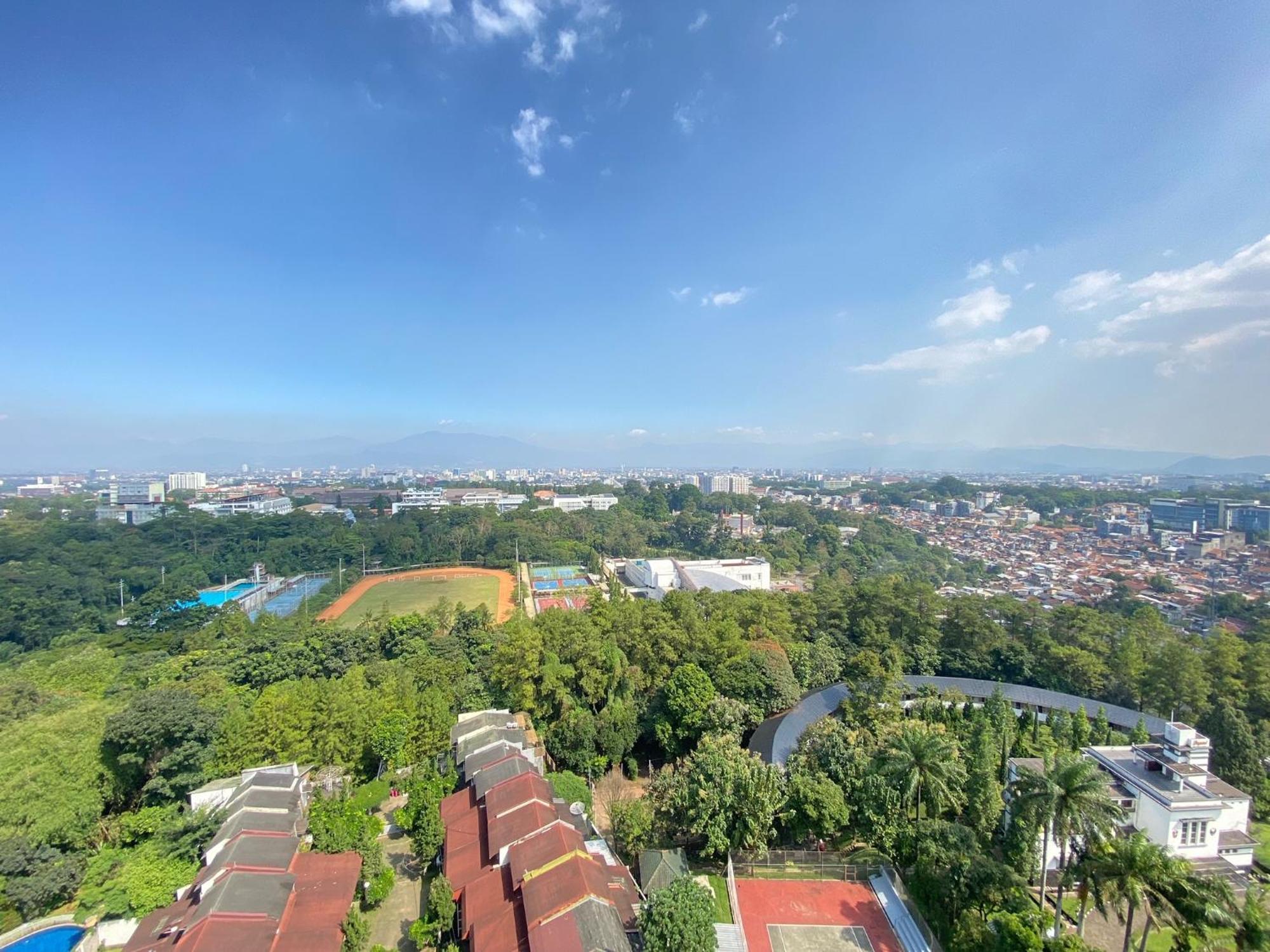 Cozy At Beverly Dago By Travelio Apartemen